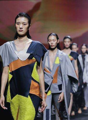 设计 一场跨越时空的艺术绽放上海时装周，TU用一场秀展示可持续发展