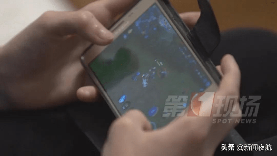 视网膜|女生摸黑玩手机瞳孔变白，视网膜脱落！这个习惯你还在坚持吗？