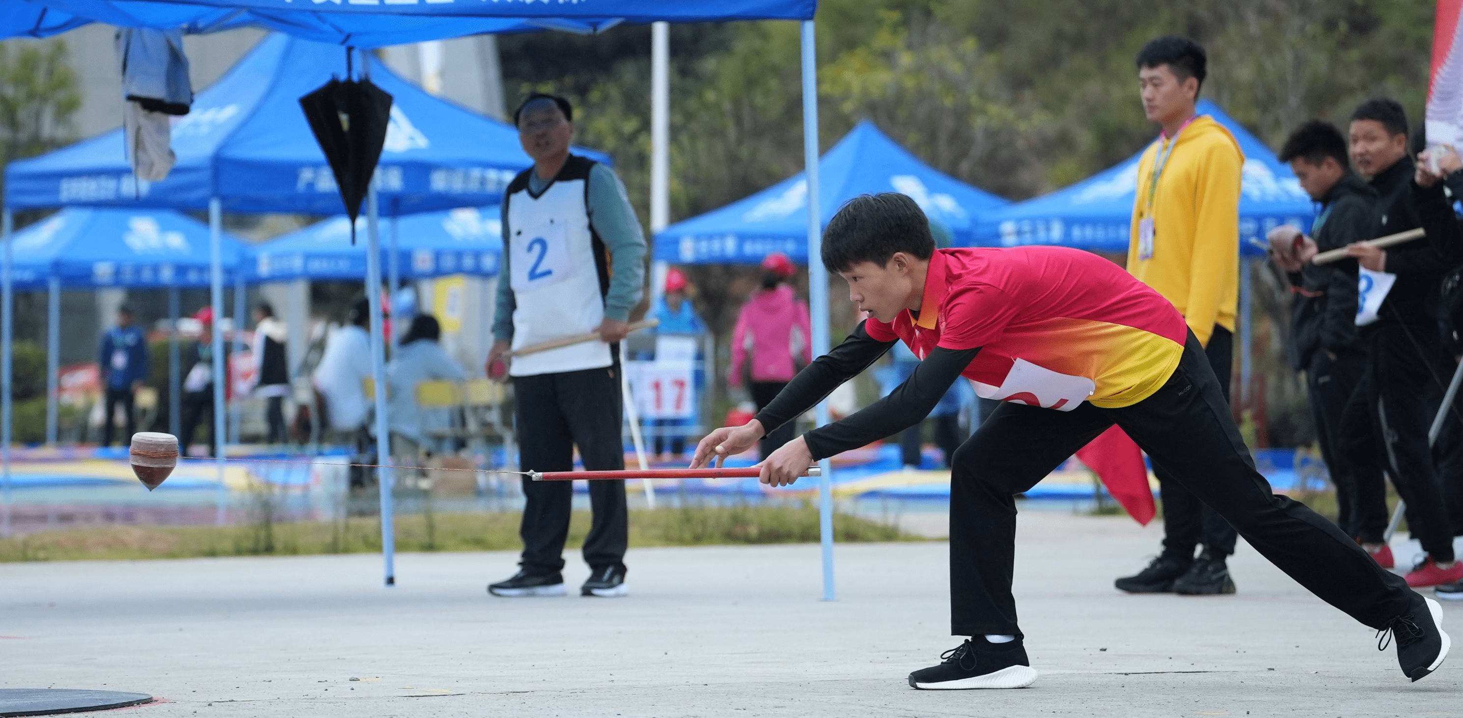 10月15日,黔东南州十运会陀螺项目圆满落幕,来自全州64名运动员进行了