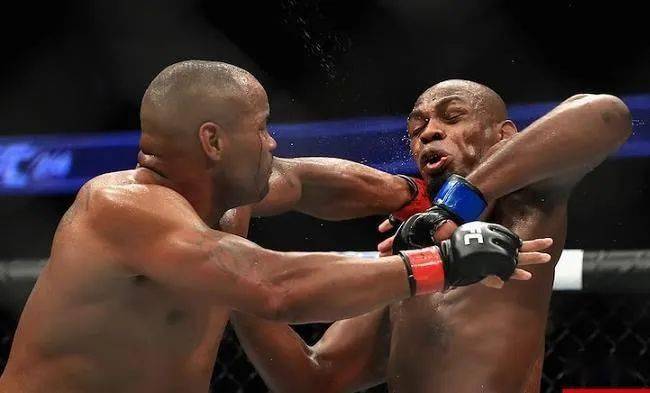 ufc前双冠军科米尔与乔恩-琼斯之间的恩怨仍在持续,但在琼斯因家暴