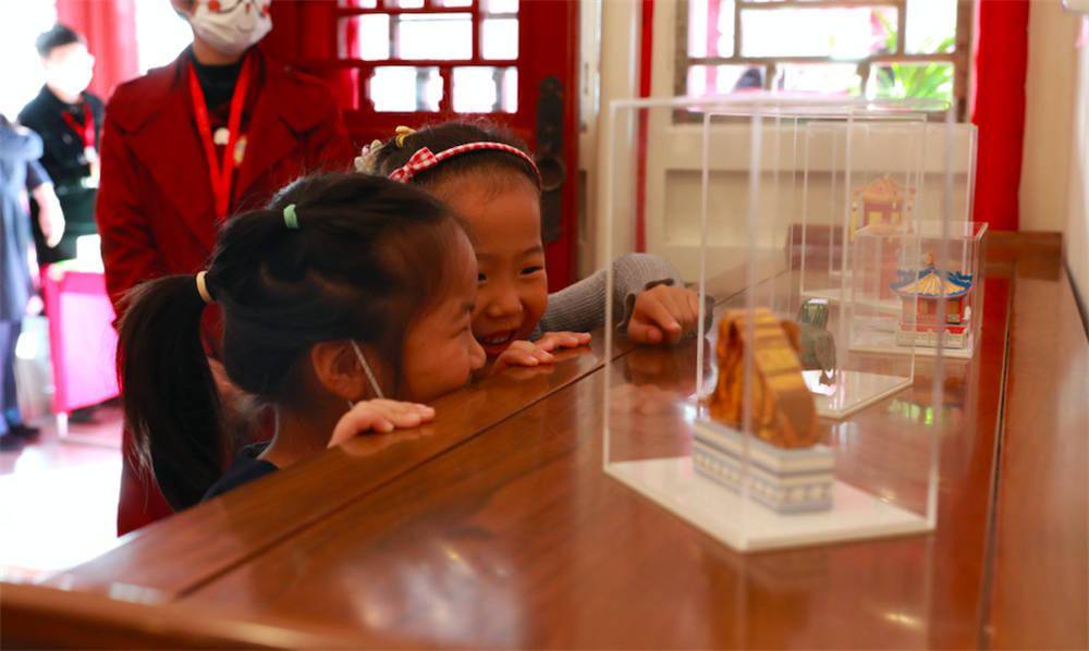 王旭东|故宫博物院的这本新书，不仅可以看，还可以“折”