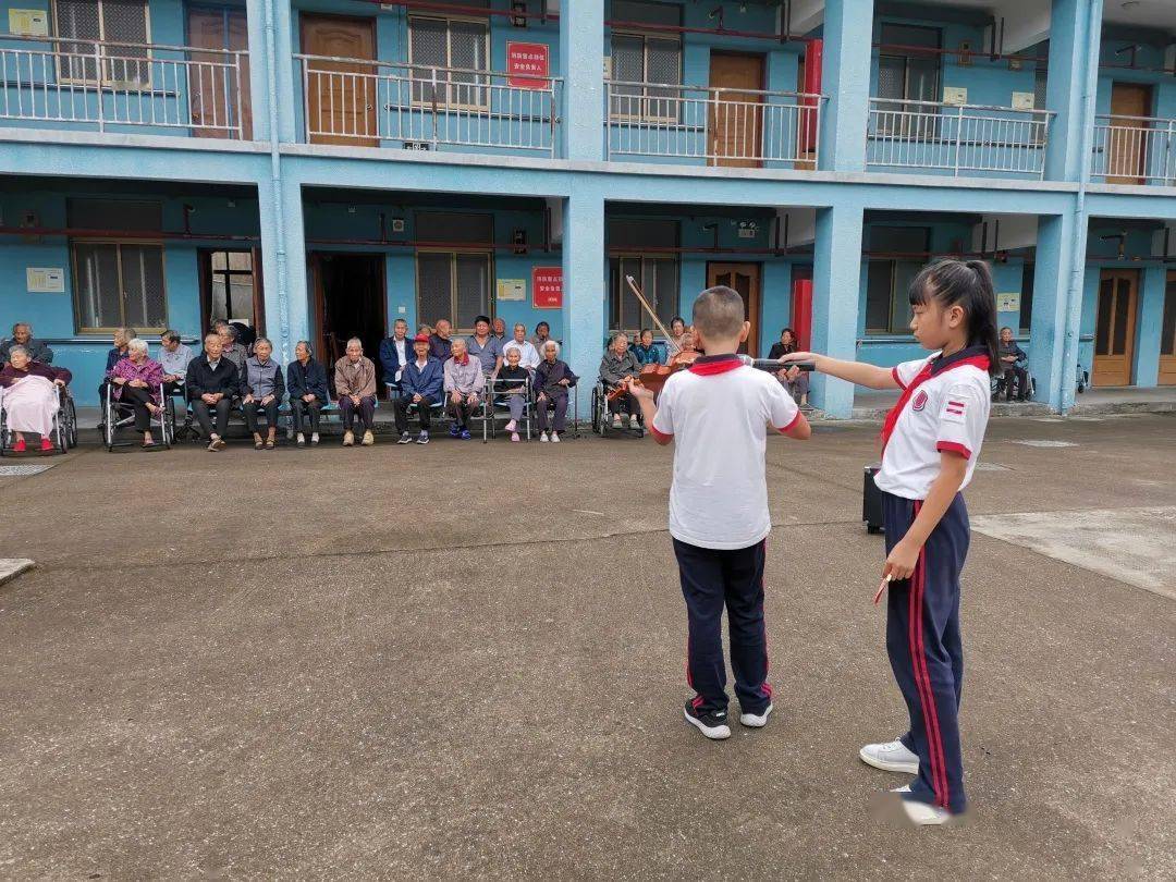龙山镇中小学开展重阳节系列活动