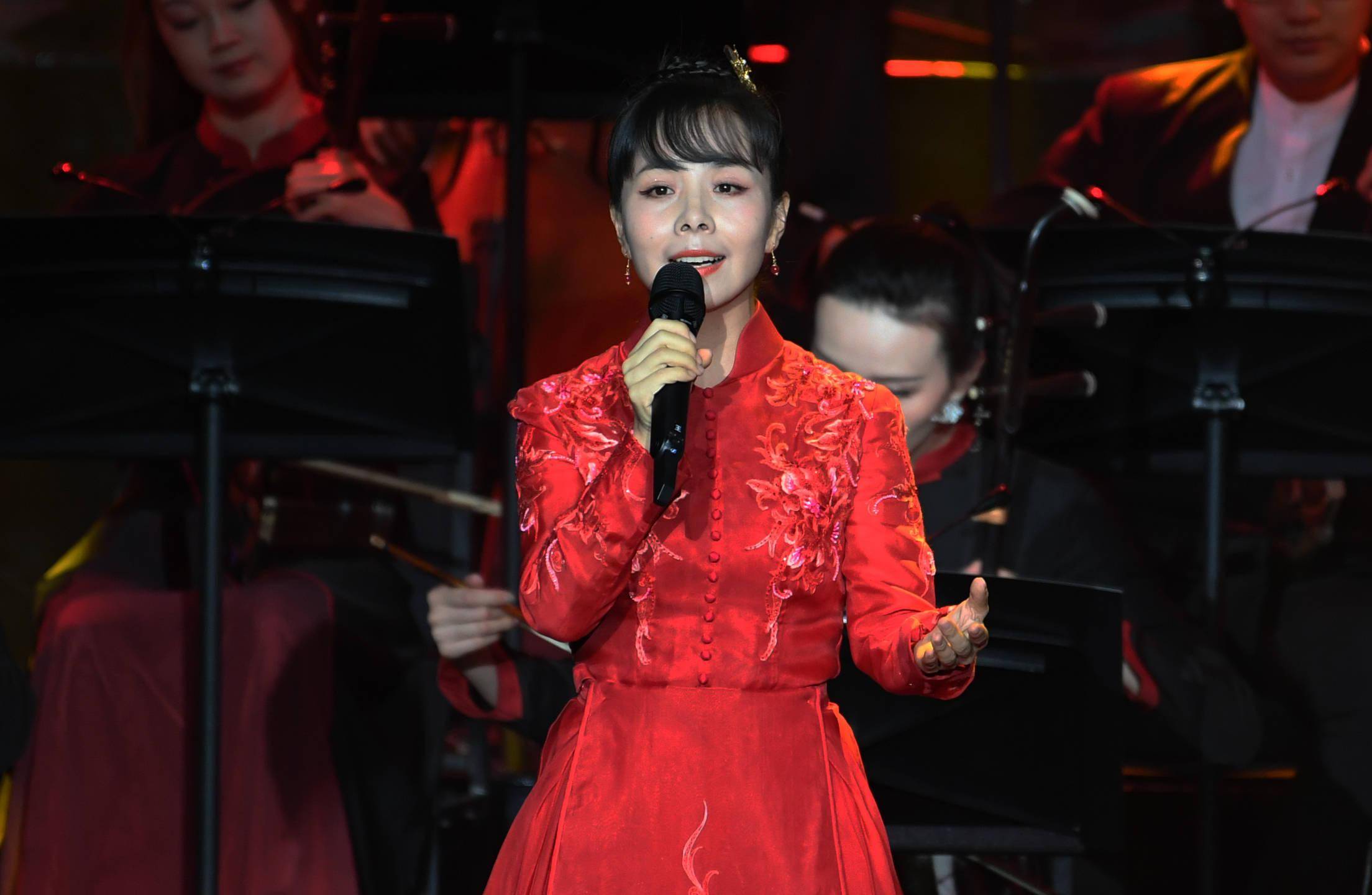 10月16日,在花样年华音乐会现场,北京歌剧舞剧院演员王二妮演唱《穿