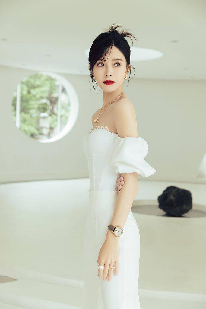 好身材 文咏珊露肩礼服秀精致锁骨 高盘发红唇惹眼氛围感满满
