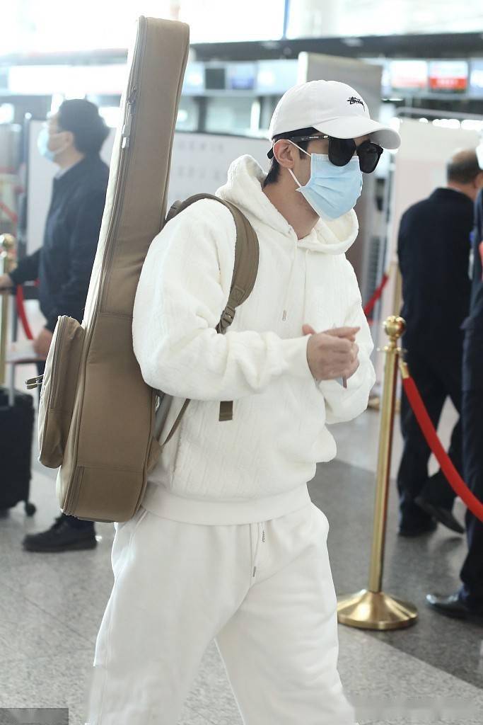 李治廷全身白造型简约不失时尚 肩背乐器十足艺术范儿