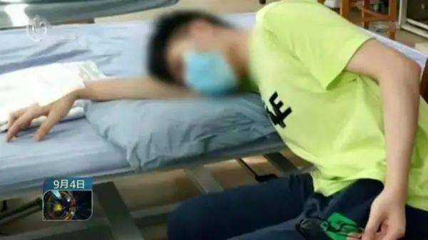 眼角膜|趴睡有多危险？一觉醒来手失去知觉，小伙因此面临手术