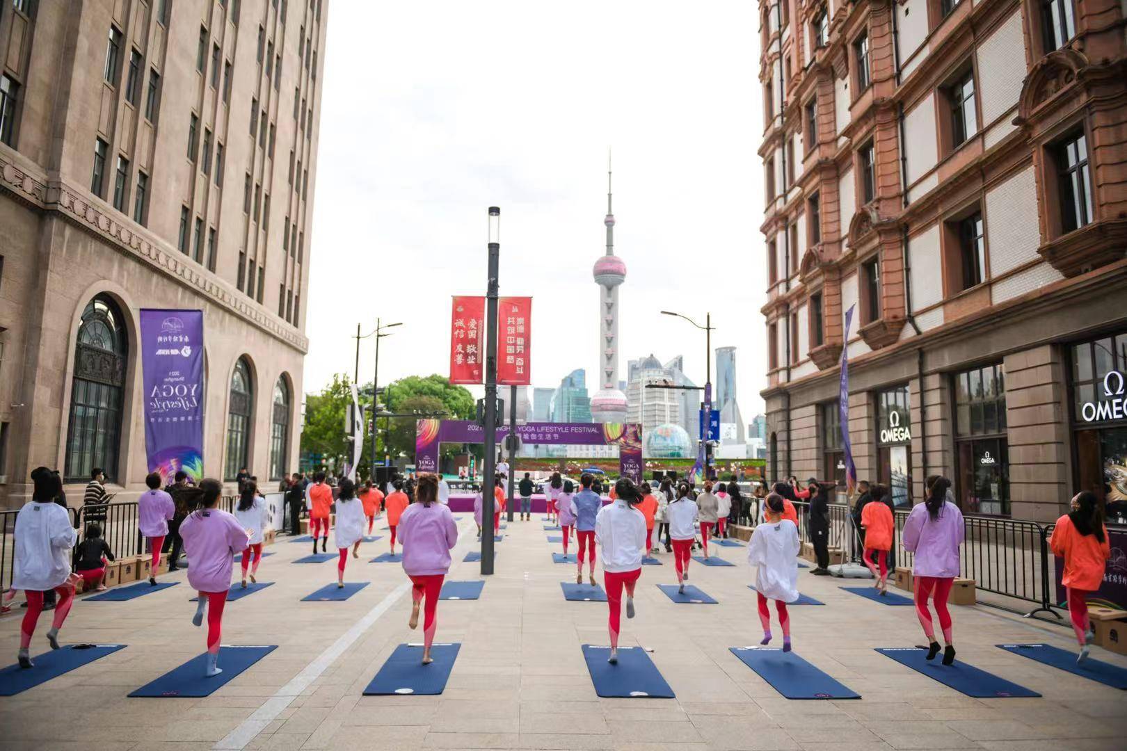 早上七点，在南京路步行街席地做瑜伽是怎样的体验？