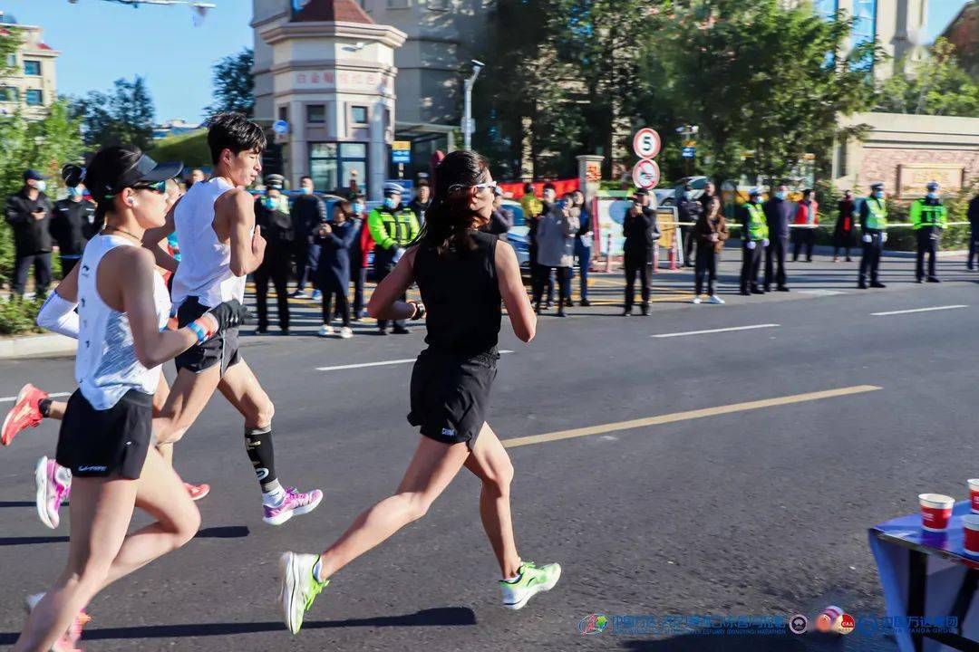 直击现场丨中国万达2021黄河口东营马拉松鸣枪开跑万人共跑黄河口