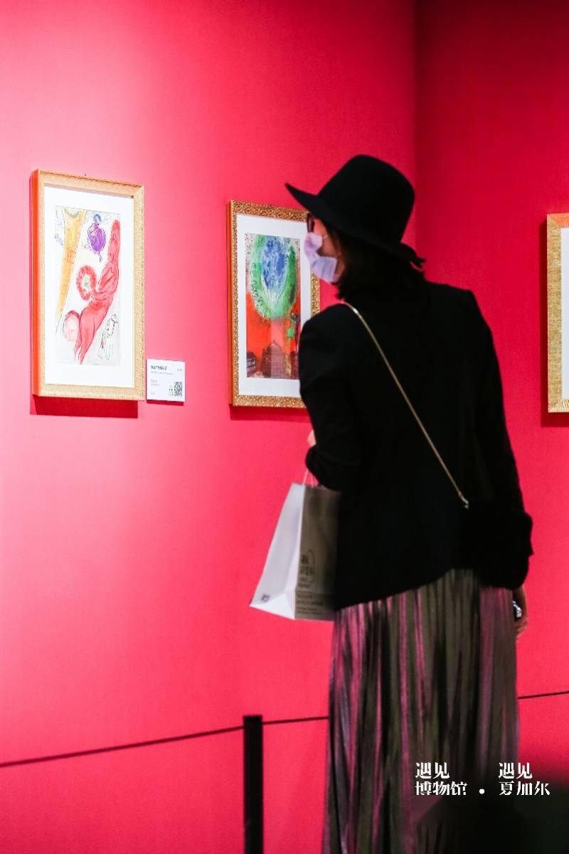 色彩|纯真、斑斓又诗意！在CBD遇见夏加尔和他的“漂浮的情侣”