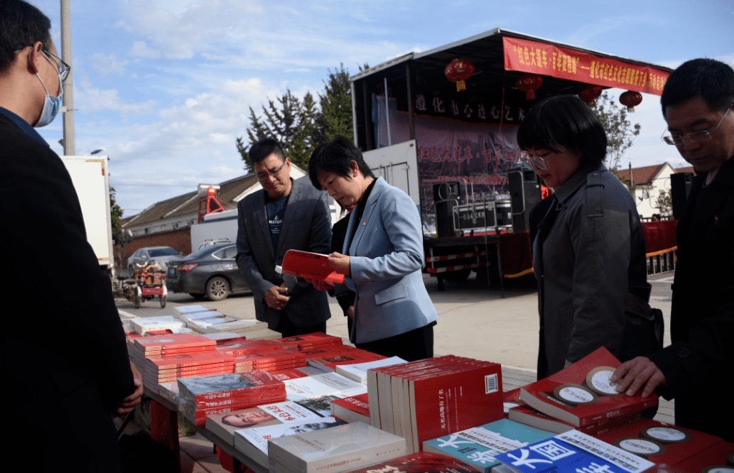 "红色大篷车·百年征程路"红色文化志愿下乡活动,是推进党史教育不断