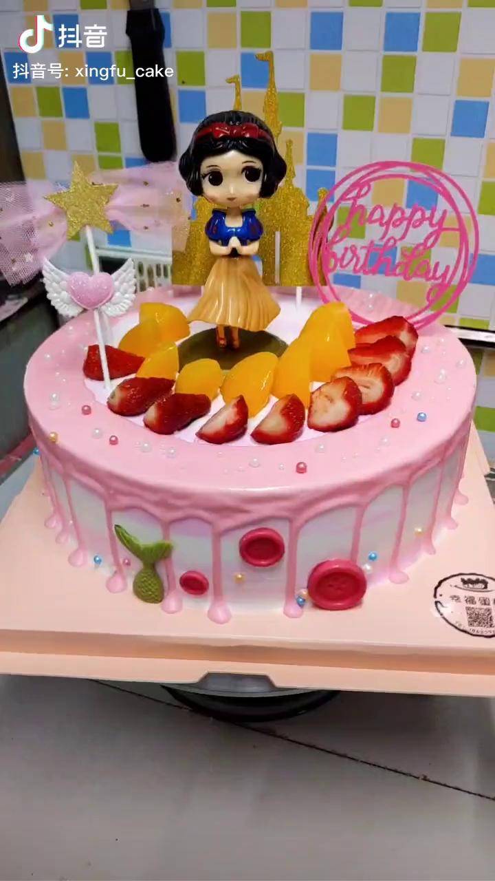 白雪公主淋面是草莓味巧克力生日蛋糕