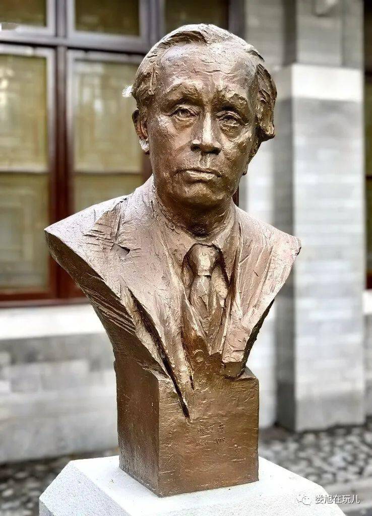 为医学掌门人塑像