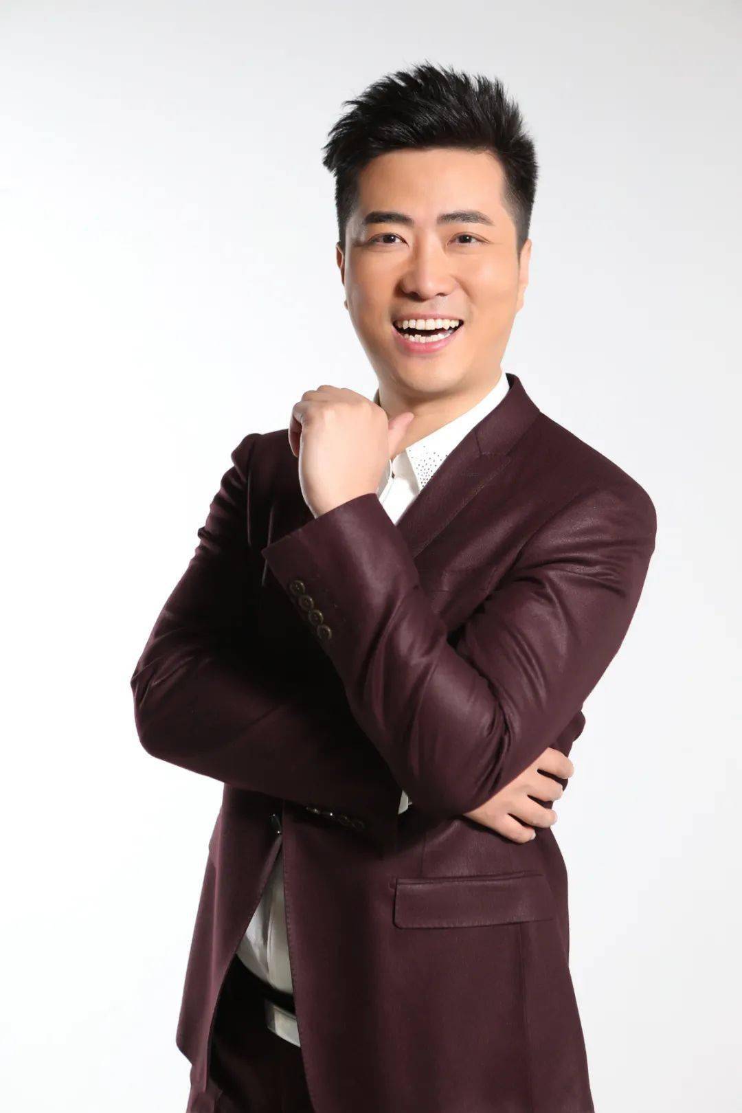 毋攀 饰 小二黑民族歌剧《小二黑结婚》是我国第一部喜歌剧,自1953年