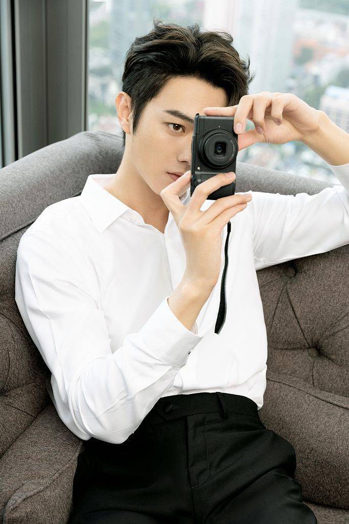 许凯白衬衣黑西装帅气有型中分刘海秀优越下颚线