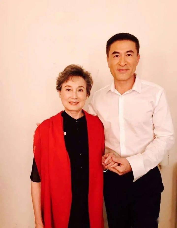 向梅老师的穿搭凸显时尚真是美了一辈子