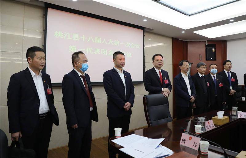 向荣周登高带队看望参会人大代表