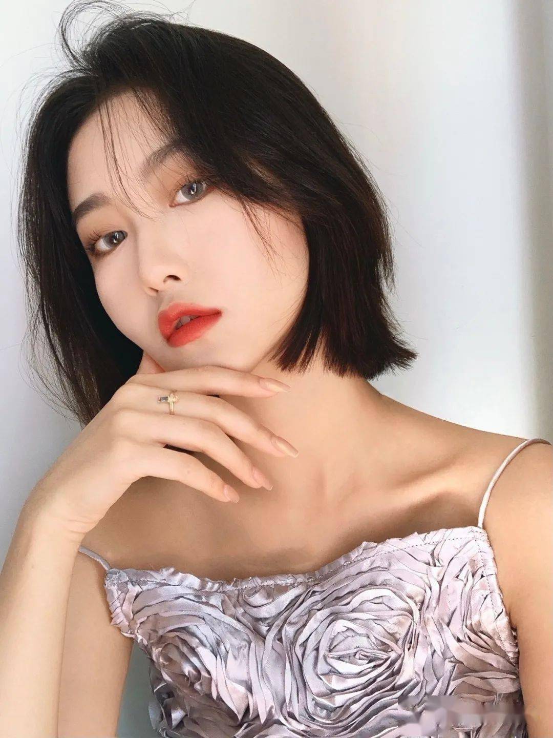 感十足且非常的好打理不长不短的长度网红锁骨短发是最受女生欢迎的短