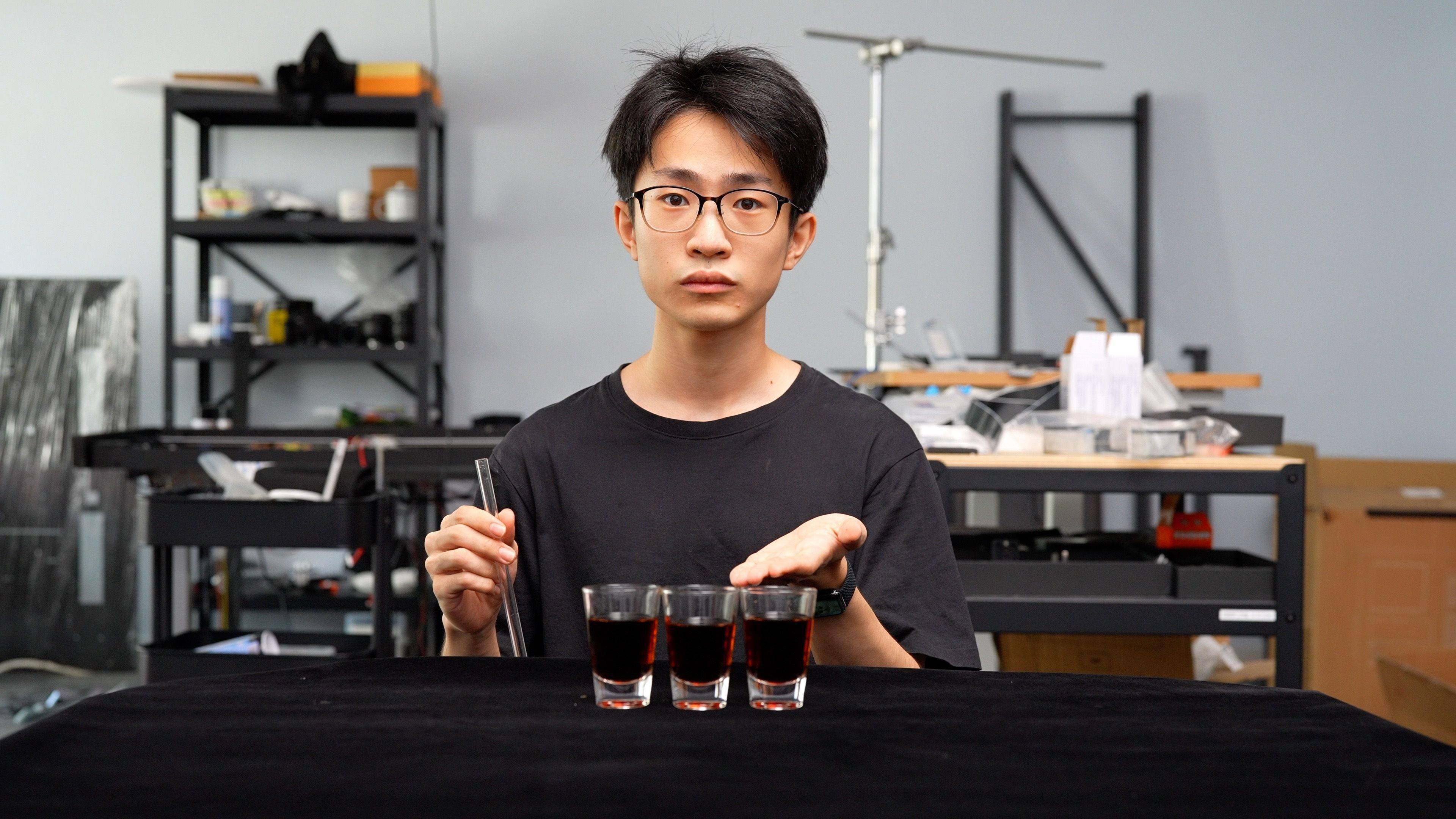 何同学花了两个月时间,对可升降桌子乐歌 lift1 进行改造,做出了一款