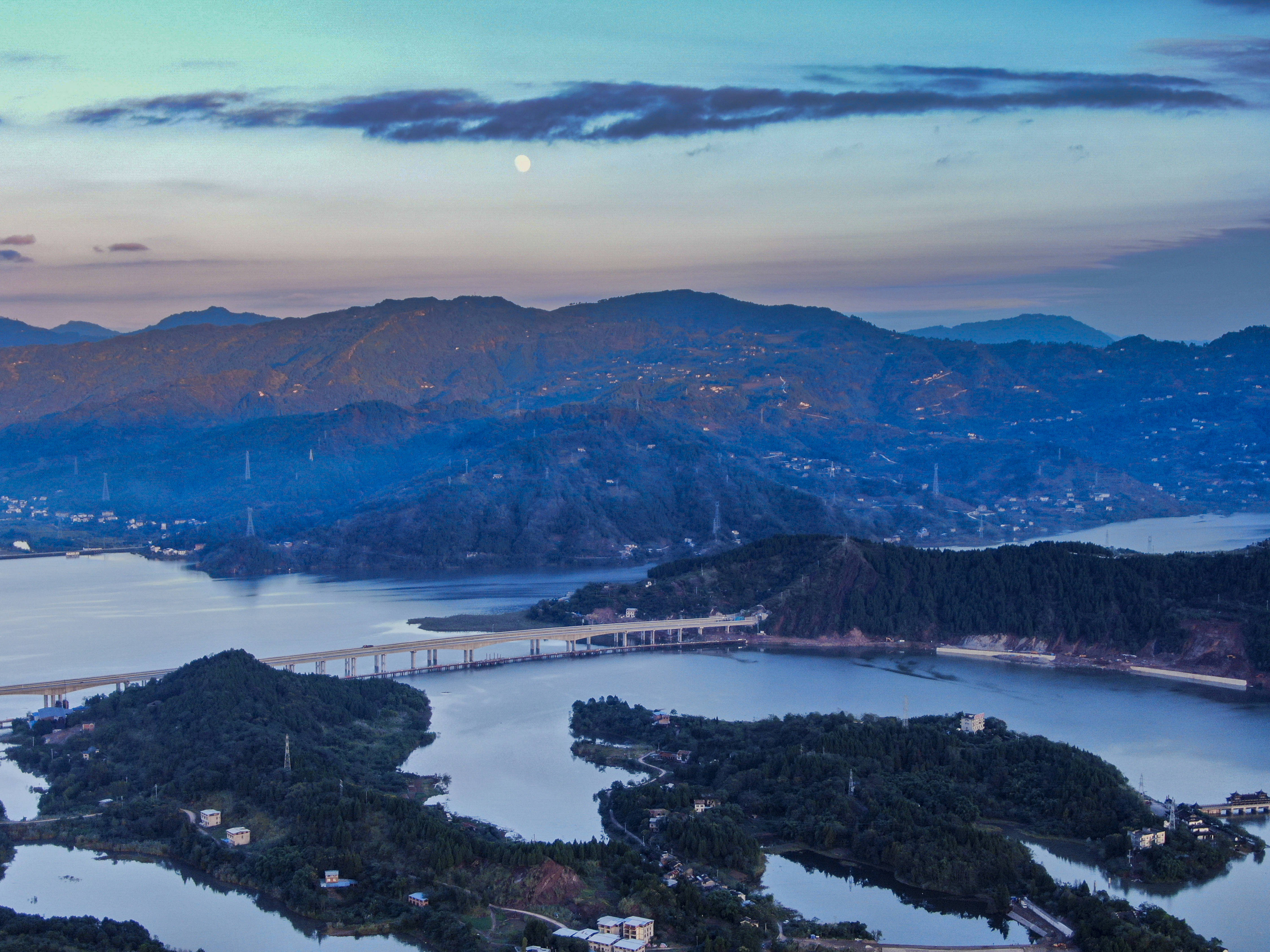 傍晚时分的重庆开州区汉丰湖景色(10月18日摄,无人机照片)