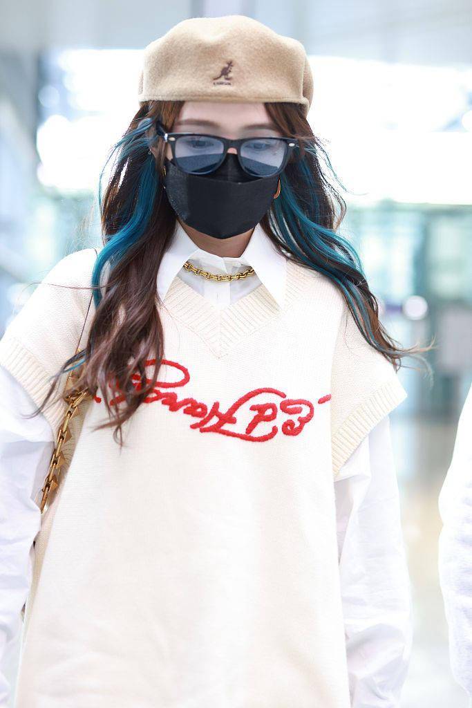 贝雷帽 孟佳纯白学院风穿搭 针织背心叠穿白衬衫一头挑染发文艺潮酷