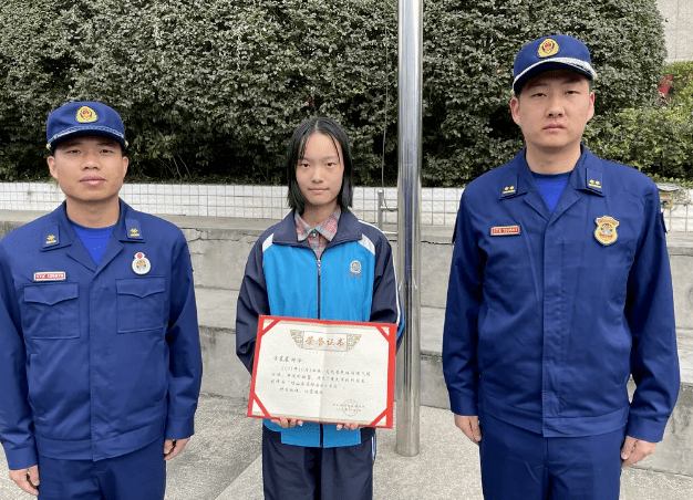 了她的姓名及学校 报警的女孩叫方晨晨 就读于竹山县茂华中学9年级5班