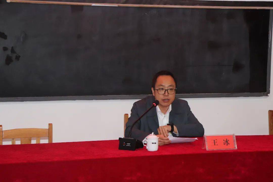 思政课堂县委常委组织部长王冰到兴国七中讲授思想政治理论课