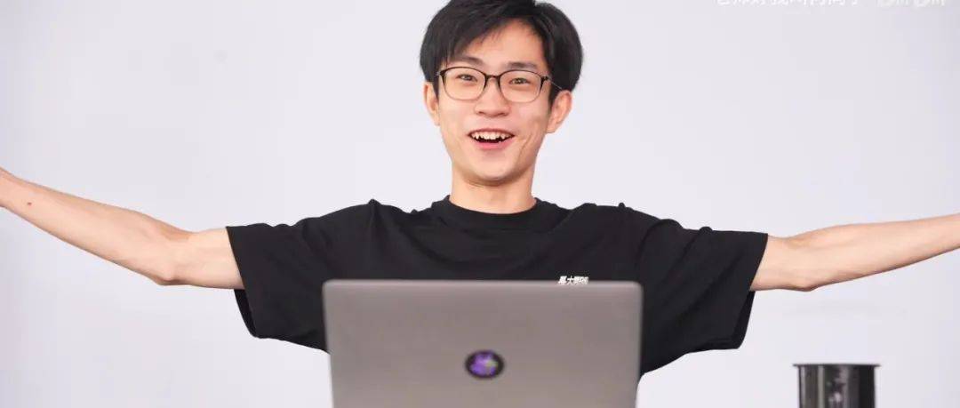 苹果放弃的产品,被何同学做出来了_桌子