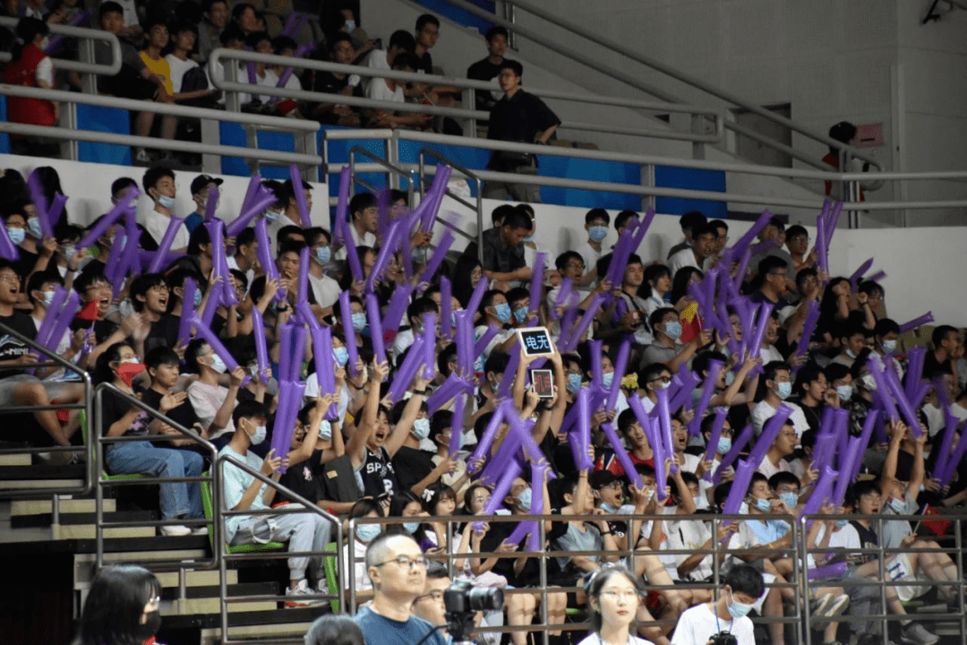 球场旁,观众为球队积极呐喊图|裁判开球瞬间全场目光凝聚而上篮球腾跃