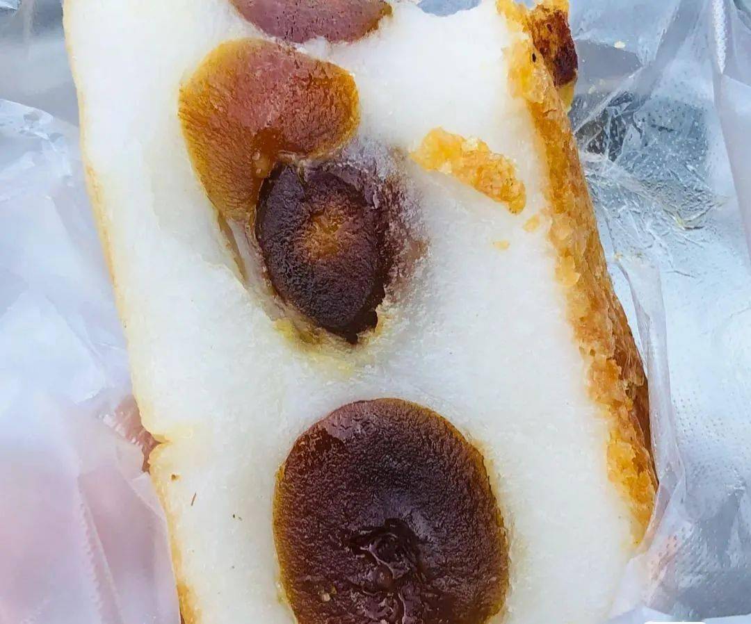 现在在街巷里能碰到卖粘面馍的摊主,着实不容易,所以能碰到真是一种