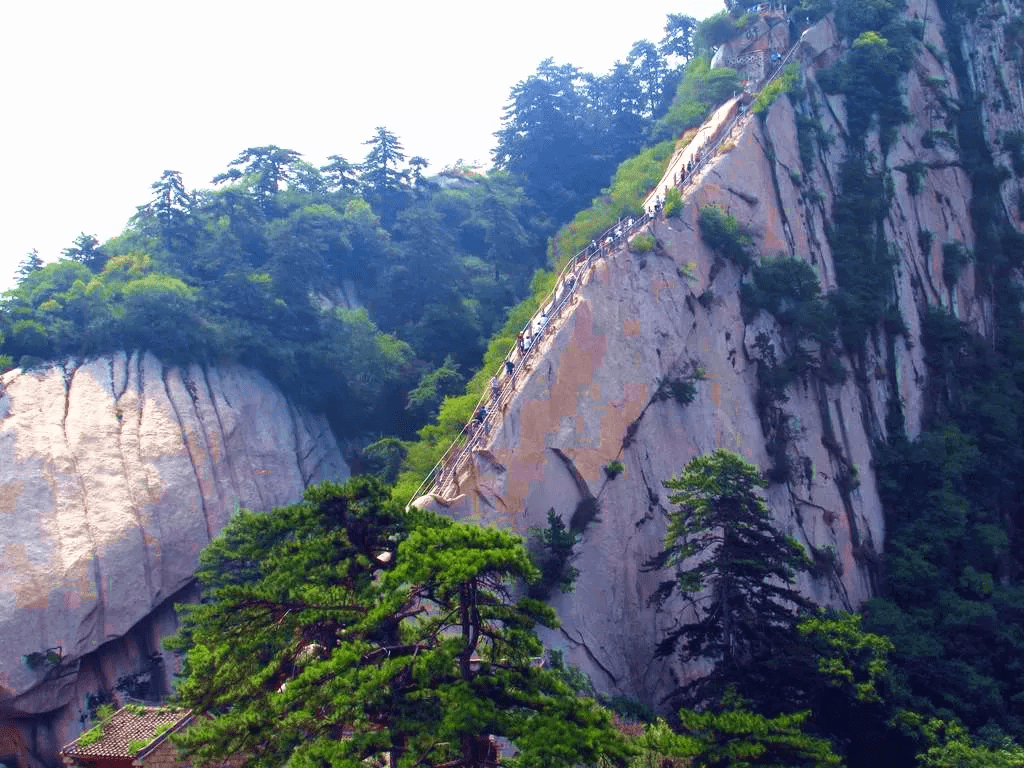 苍龙岭因岭脊青黑,蜿蜓盘旋,就像苍龙腾空,因而得名