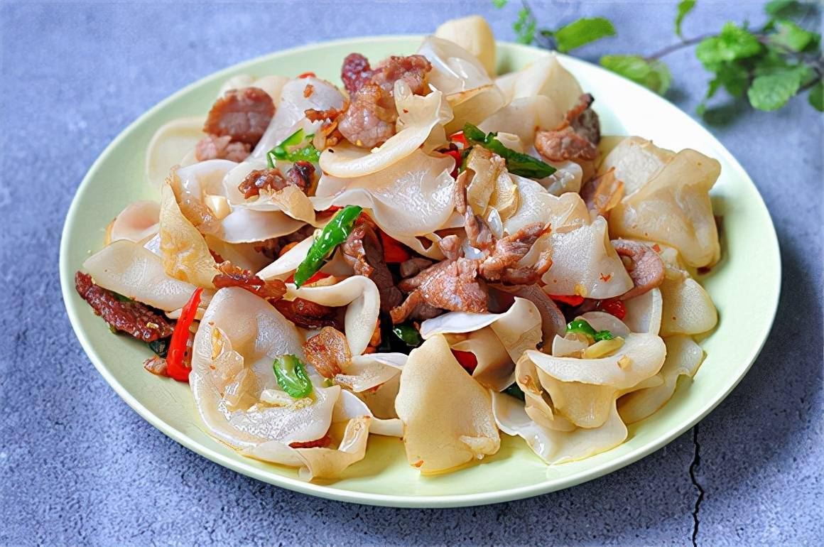 油适量 盐适量 蒜末适量 酱油一勺 料酒一勺做法:洁白无瑕的白木耳