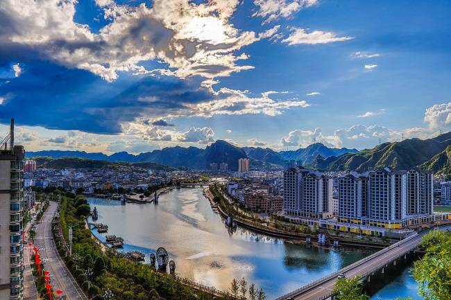 喜迎党代会再创新辉煌施秉提升城市颜值提高幸福指数