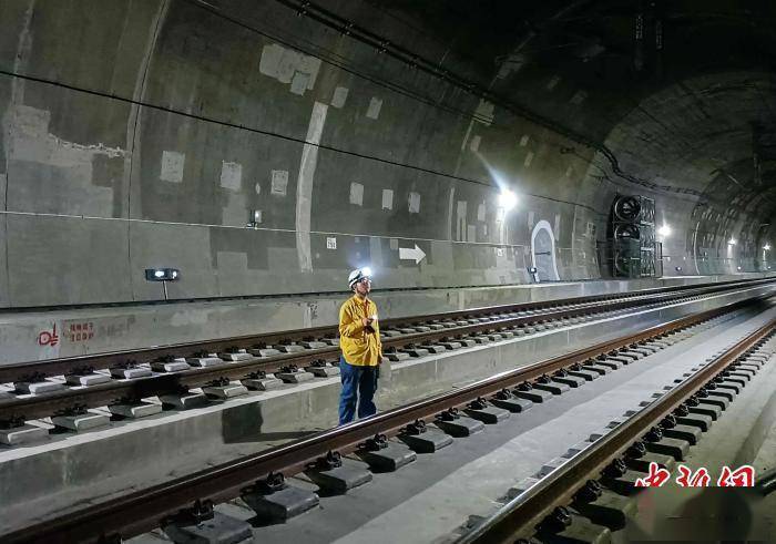 中老铁路双线区段送电成功