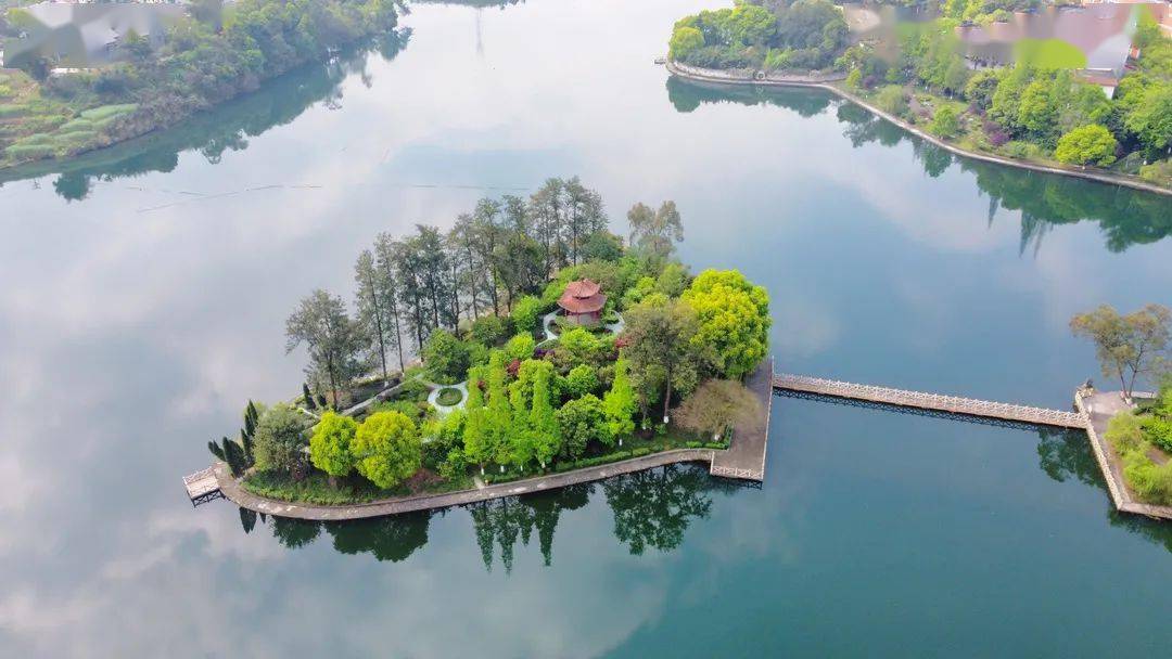 名曰:桃花岛有一座位于湖心一侧的小岛在清幽静谧的卫星湖畔