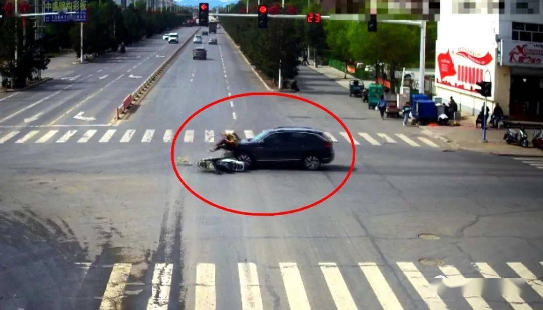 内蒙一女子骑电动车闯红灯被撞飞!