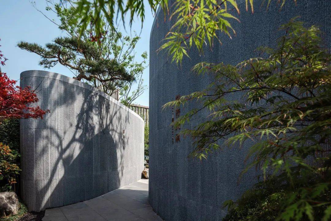 ▼弧形景墙延续无限的空间遐想▼高山流水,苍石抱松