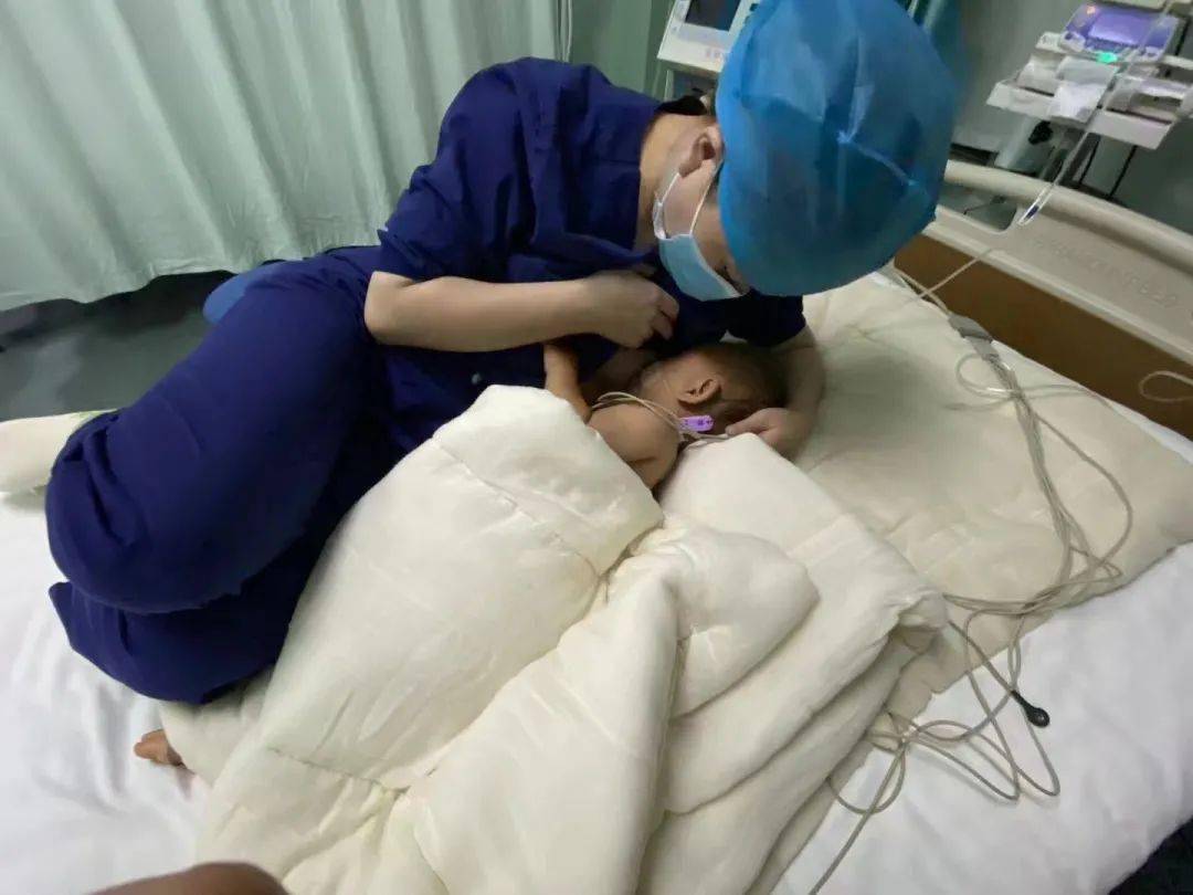 一岁幼儿住进icu,菏泽市立医院的"临时妈妈"们解怀哺乳!