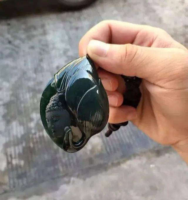 巴掌大的翡翠原石,切出蓝水料子,漂亮精致!
