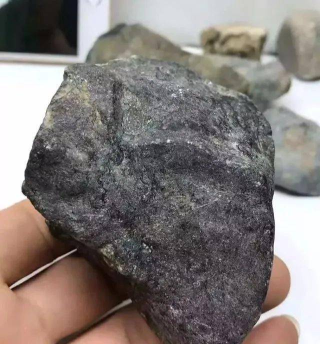 巴掌大的翡翠原石,切出蓝水料子,漂亮精致!