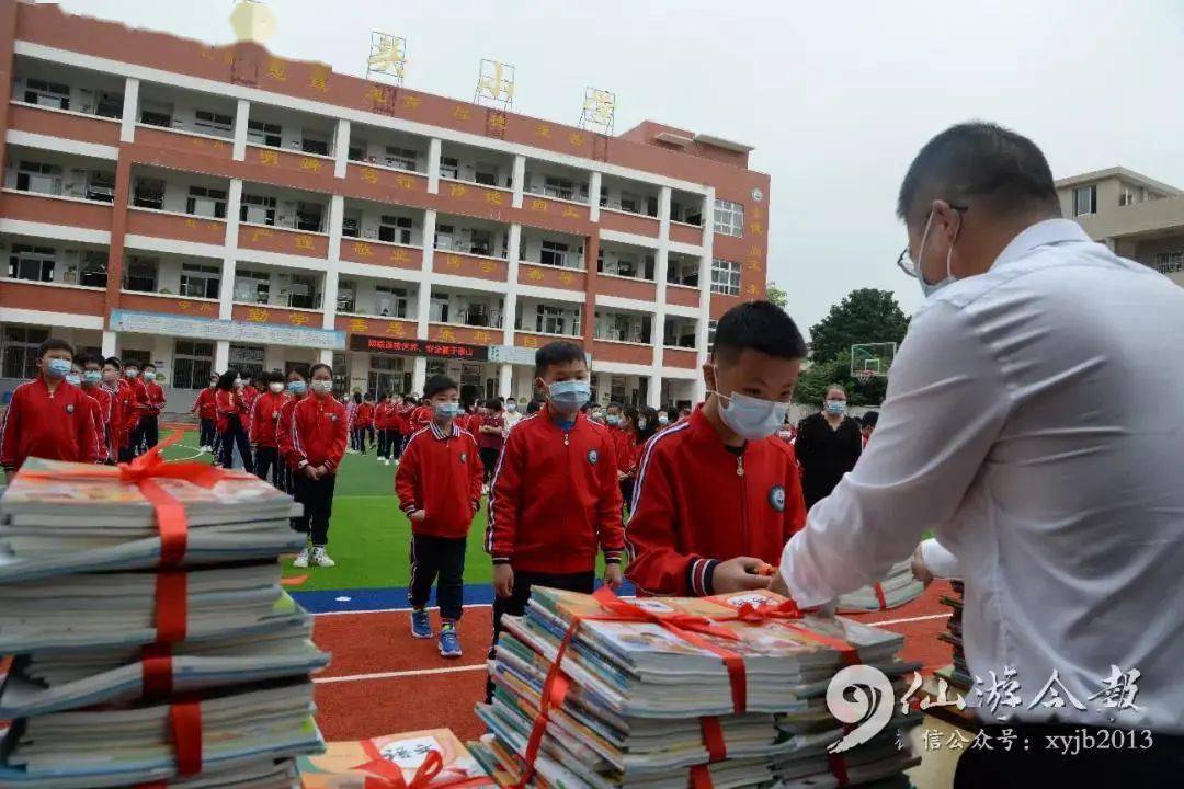 枫亭中心小学校长方明良告诉记者,对于那些还在接受医学康复观察