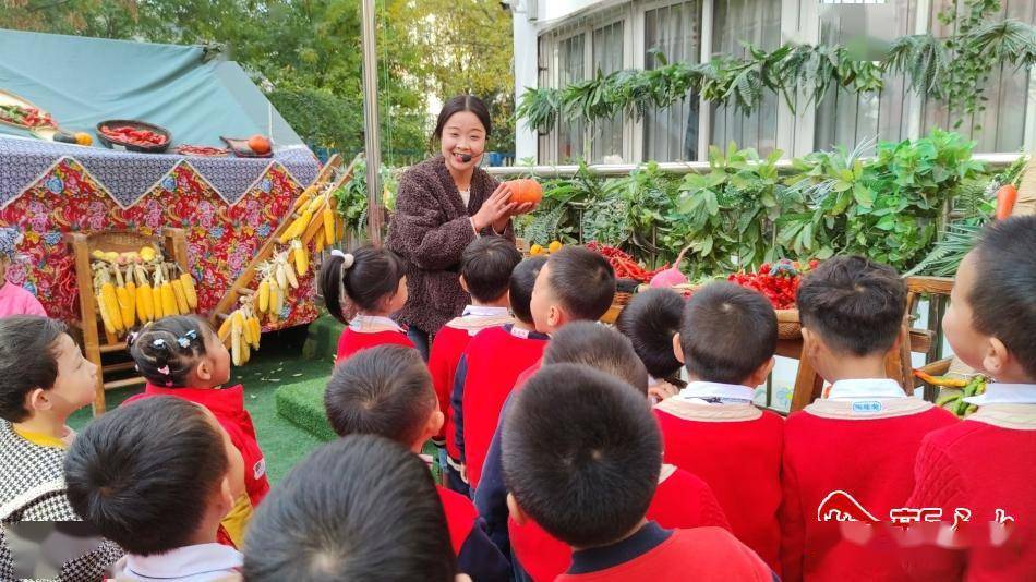 10月21日,秦州區科協聯合錦繡苑幼兒園舉辦我與秋天有個約會