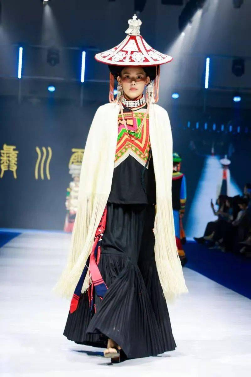 国际会展中心 宁波时尚节 | 凉山服饰秀，惊艳甬城