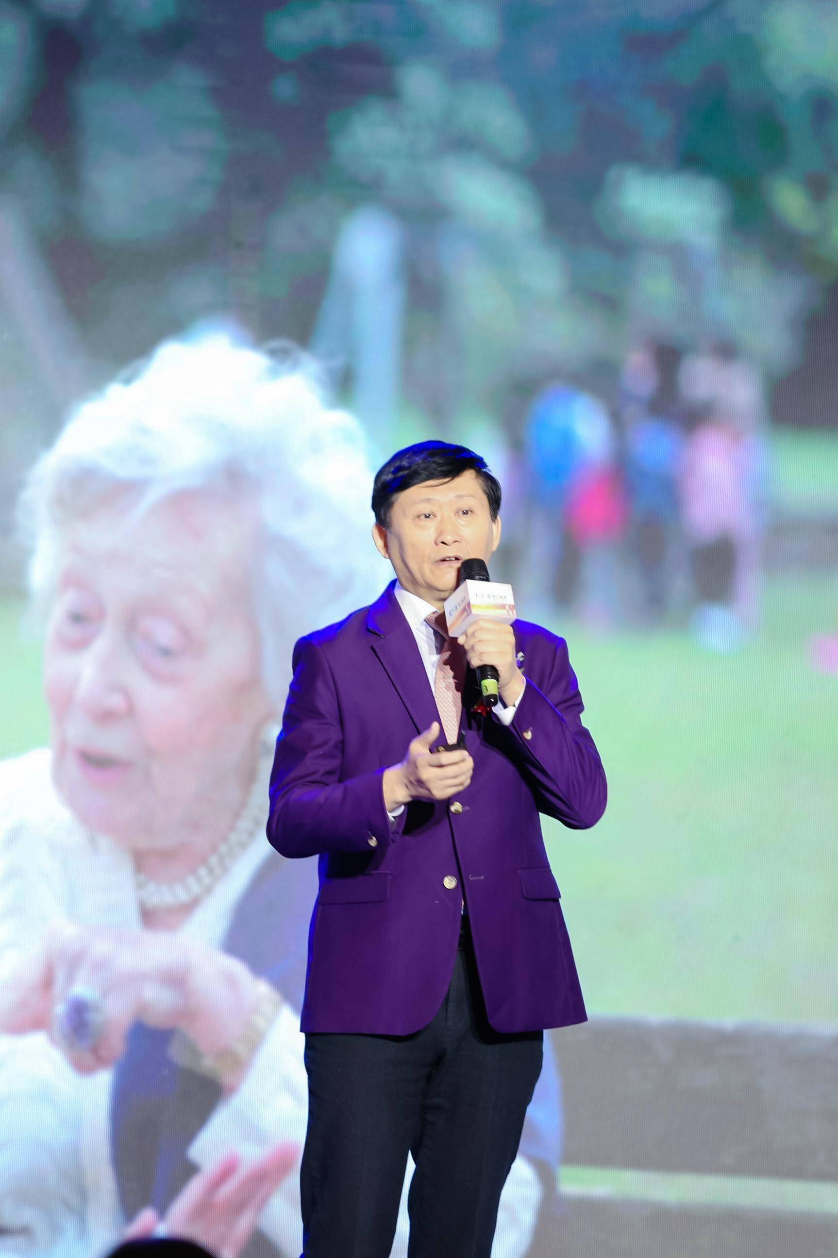 老人|超2亿老人同时有老花眼和白内障，这个方法可解开双重困扰