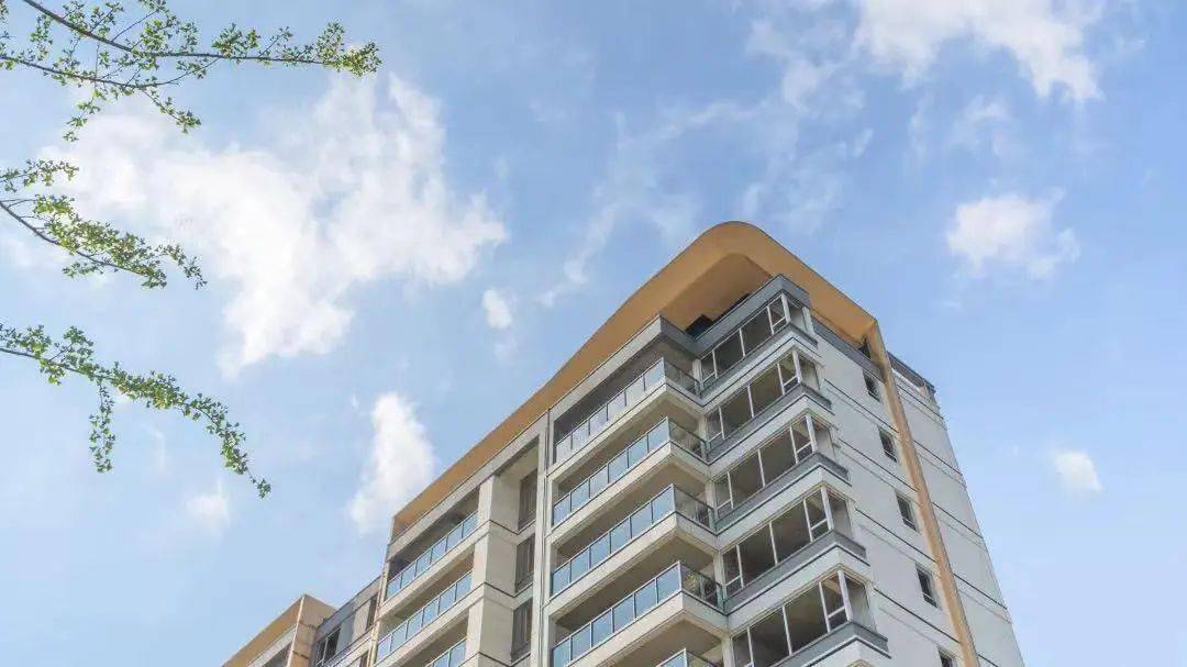 溪境考量客户视觉体验增加更多的线条和细节设计石材线条,铝板线条