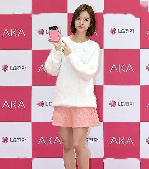 李惠利真的好甜啊穿粉色的服装看着还是那么的可爱