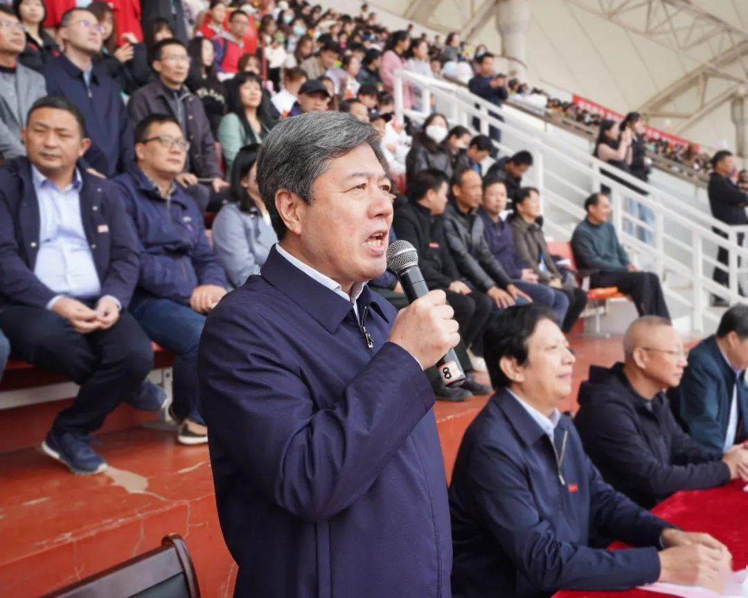 运动会开幕式在校校领导黄恩华,项国雄,刘俊,舒平贵,汪洋,总会计师