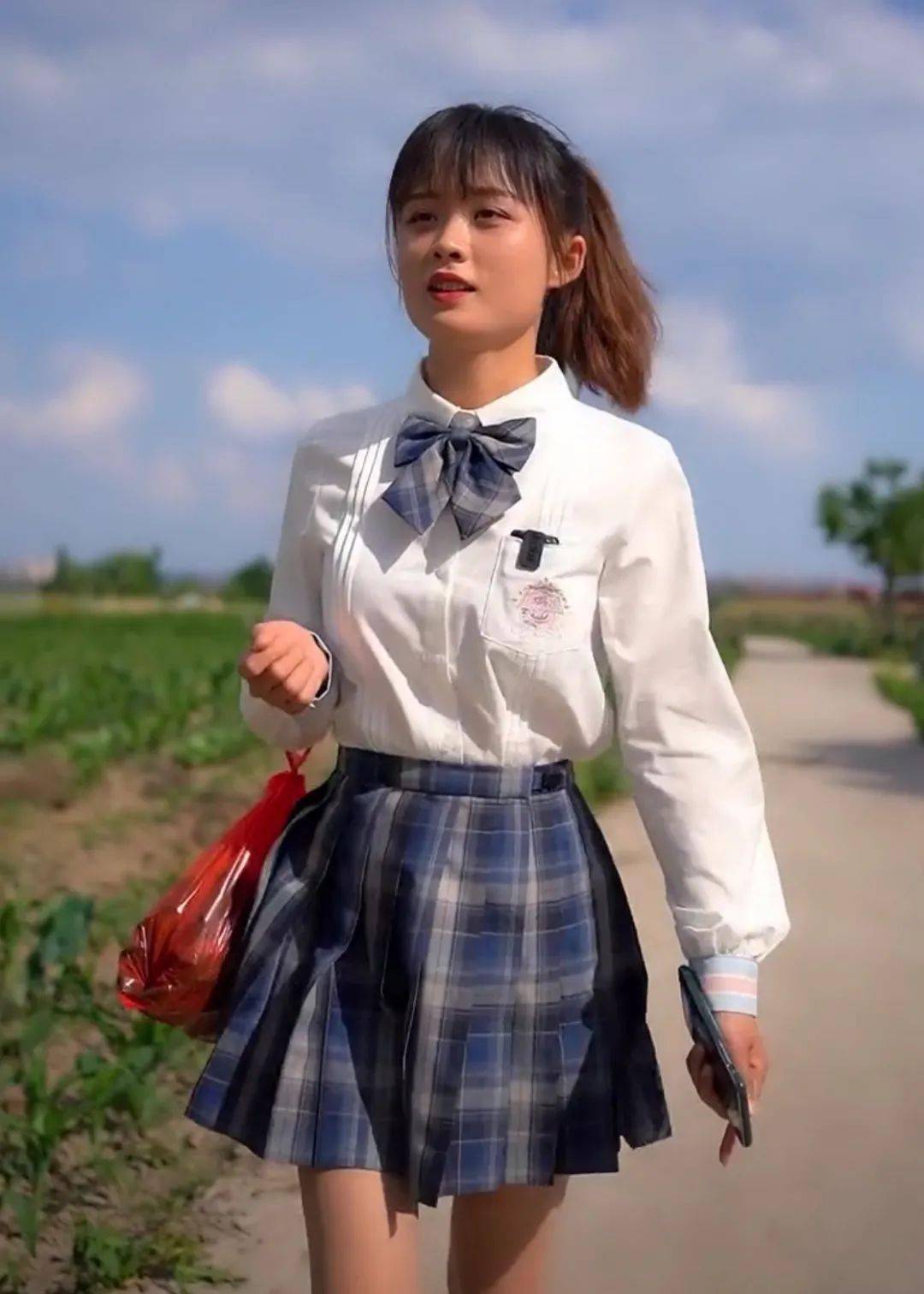 踩风口的小镇青年严素