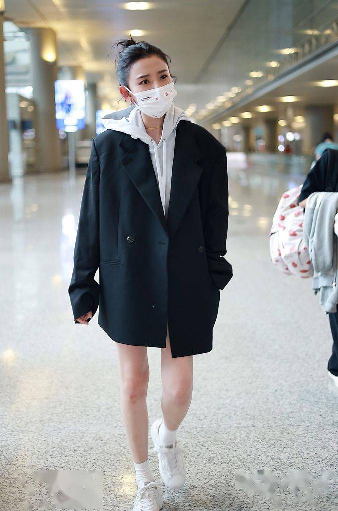 黑色 一点也不古板~黑西装才是“时髦精”必备的“万金油”单品！