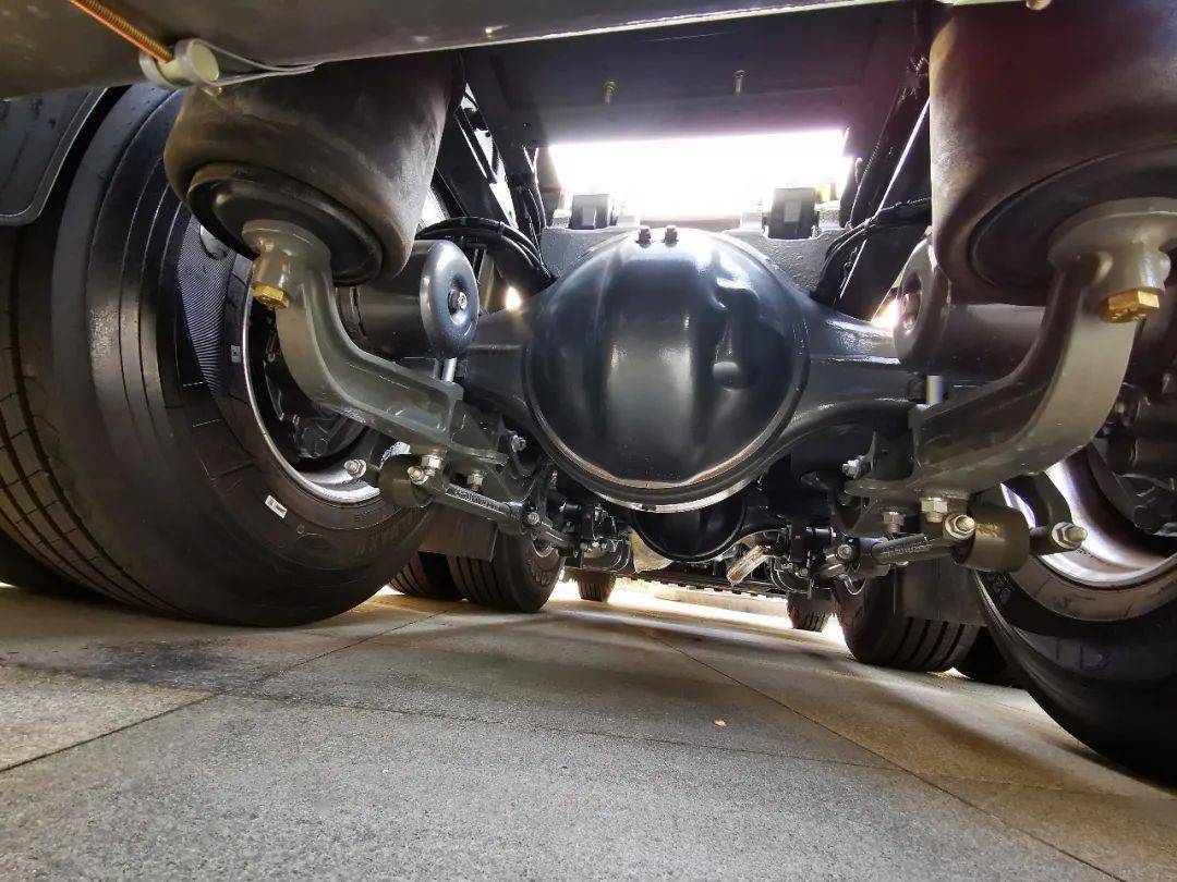 570马力重汽黄河配空气悬架|女王座椅|随车冰箱,它是