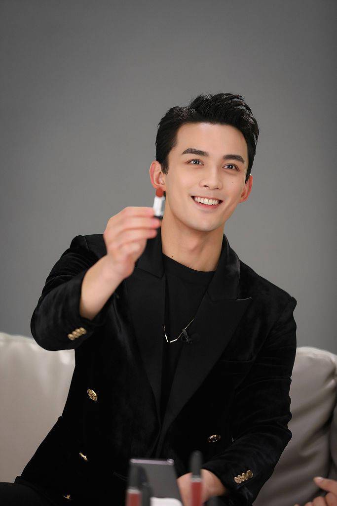 吴磊黑色西装显沉稳气质 笑容自信妥妥男神范
